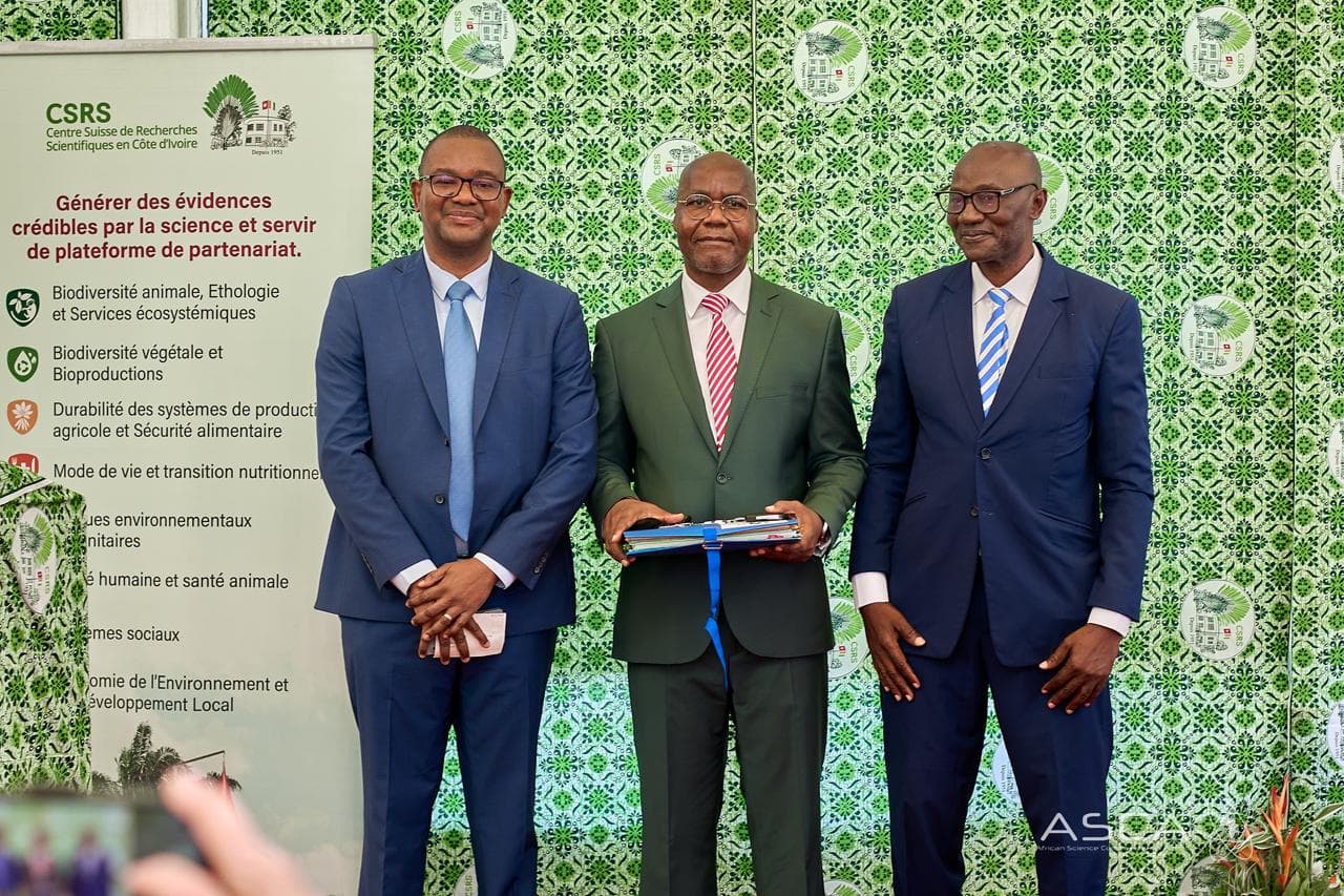 Handover ceremony at the CSRS-CI leadership.