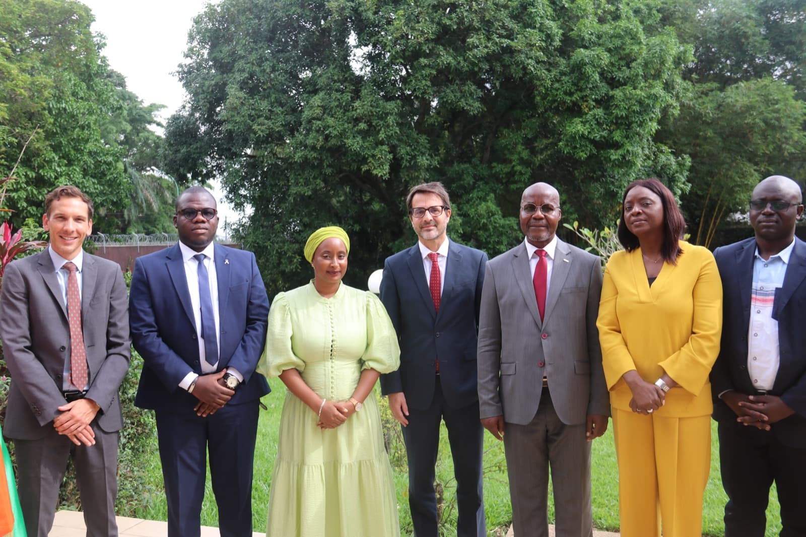 Photo de famille lors de la visite de courtoisie a l'Ambassade de Suisse.